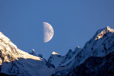 Yarım ay geç saatlerde dağlarda. Astronomi ve yıldızları izlemek