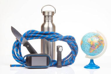 Turizm ve beyaz arka planda yürüyüş malzemeleri. Turizm ve seyahat için ekipman seti