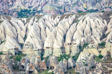 Kapadokya vadisindeki volkanik kayalar ve kireçtaşı uçurumları. Hindi. Turizm ve seyahat. jeoloji ve toprak erozyonu