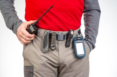 Telsiz, el feneri, bıçak, turist yürüyüş pantolonunda GPS navigatörü. Turizm ve seyahat ekipmanları. EDC ögeleri