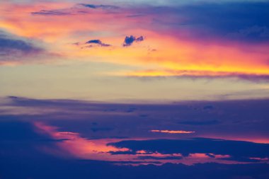 Gün batımından önce gökyüzünde yemyeşil bulutlar