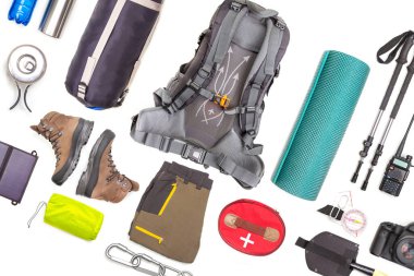 Beyaz arka planda turist yürüyüşü öğeleri. Seyahat için en iyi aksesuar manzarası. Seyahat ve yürüyüş için ekipman. Hayatta Kalma Ögeleri.