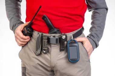 Telsiz, el feneri, bıçak, turist yürüyüş pantolonunda GPS navigatörü. Turizm ve seyahat ekipmanları. EDC ögeleri