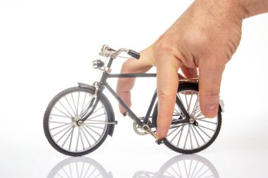 Beyaz arka planda bisiklet mankeni olan bir adam. bisiklet konsepti