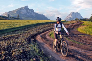 bisikletçi bir alanda bir bisiklet ile gidiyor