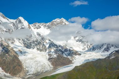 Gürcistan 'daki Kafkasya dağ sırasındaki buzullar. Dağ manzarası
