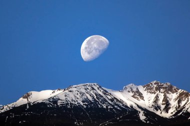 Yarım ay geç saatlerde dağlarda. Astronomi ve yıldızları izlemek