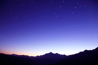Sabah olmadan önce dağlardaki yıldızlı gökyüzü. astronomi ve gezegen gözlemleri