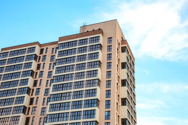 Çok katlı yeni bir konut binasının cephesi. mimari ve modern yapı