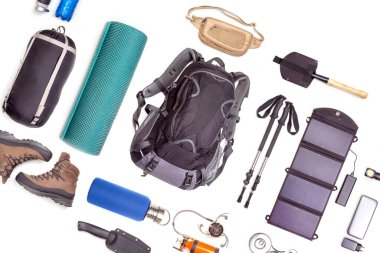 Beyaz arka planda turist yürüyüşü öğeleri. Seyahat için en iyi aksesuar manzarası. Seyahat ve yürüyüş için ekipman. Hayatta Kalma Ögeleri.