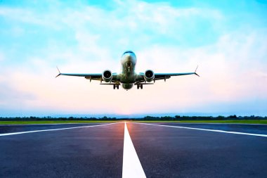 Yolcu uçağı pistin üzerinden uçuyor. Hava taşımacılığı endüstrisi