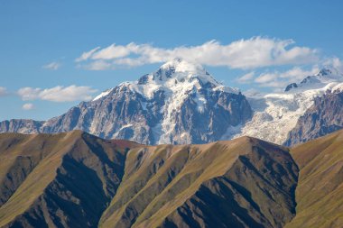 Gürcistan 'daki Kafkasya sıradağları. Dağ manzarası