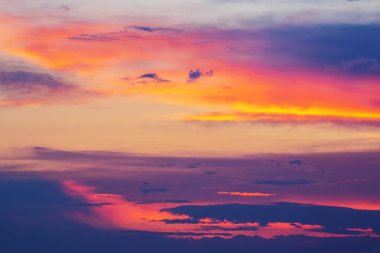 Gün batımından önce gökyüzünde yemyeşil bulutlar