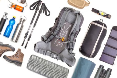 Beyaz arka planda turist yürüyüşü öğeleri. Seyahat için en iyi aksesuar manzarası. Seyahat ve yürüyüş için ekipman. Hayatta Kalma Ögeleri.