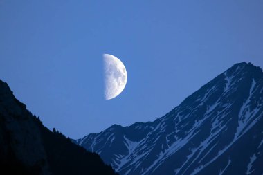 Yarım ay geç saatlerde dağlarda. Astronomi ve yıldızları izlemek