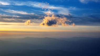 Gökyüzündeki ve güneşdeki bulutların anlamlı kontrastı. Bulutların doğası ve güzelliği