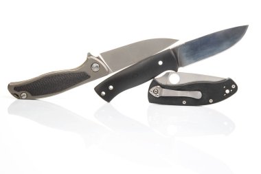 Beyaz arka planda üç farklı katlanmış bıçak. Turizm ve hayatta kalma ögesi