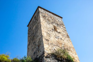 Gürcistan 'da eski Svan kuleleri olan bir köy manzarası. dağlarda dolaşmak