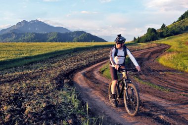 bisikletçi bir alanda bir bisiklet ile gidiyor