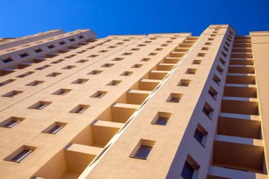 Çok katlı yeni bir konut binasının cephesi. mimari ve modern yapı