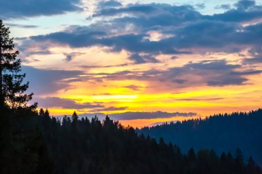 Gökyüzündeki ve güneşdeki bulutların anlamlı kontrastı. Bulutların doğası ve güzelliği