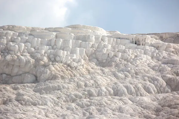 Pamukkale, Türkiye 'deki travertinler. jeoloji ve mineral kaya