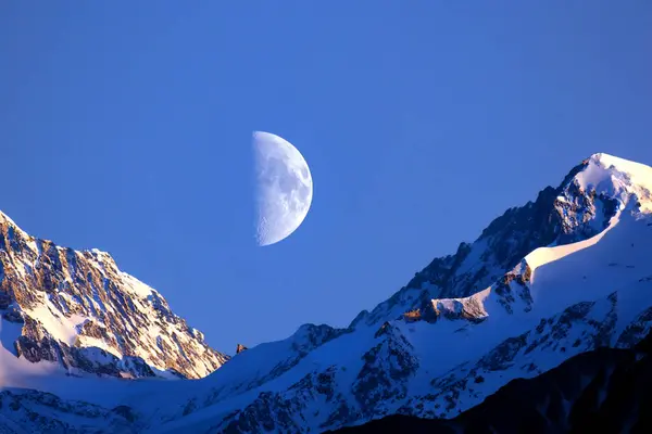 Yarım ay geç saatlerde dağlarda. Astronomi ve yıldızları izlemek