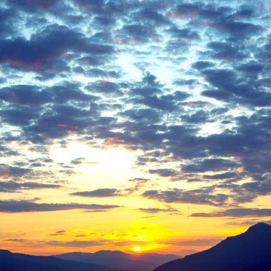 Pembe ve mor tonlarıyla gün batımından sonra sersemletici bir gökyüzü yumuşak bir maviye karışıyor, sakin ve resimsel bir alacakaranlık manzarası yaratıyor.