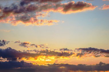 Gün batımından sonraki huzurlu gökyüzü, pembe ve mor yumuşak pastel tonlarıyla boyanmış, ince bulutlar yavaşça solan güneş ışığıyla aydınlanmış, sakin bir akşam sahnesini çağrıştırıyor.