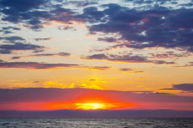 Gökyüzündeki ve güneşdeki bulutların anlamlı kontrastı. Bulutların doğası ve güzelliği