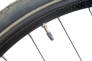 Odayı şişirmek için meme ucu olan bisiklet tekerleği.