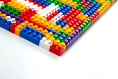 Renkli yapı bloklarının soyut arkaplan dokusu. İnşaatçının renkli plastik parçalarının arka planı. Renkli oyuncak yığınları..