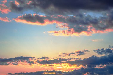 Gün batımından sonra muhteşem gökyüzü, ılık kırmızıdan soğuk çivit rengine bir gradyanı, dağınık bulutlar muhteşem bir renk gösterisiyle güneşin son ışınlarını yakalıyor