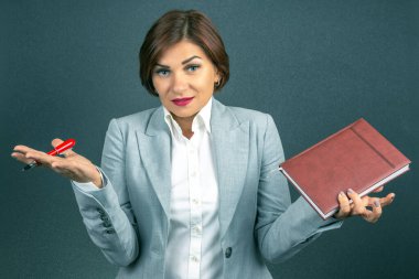 Elinde kalem ve defterle takım elbiseli bir iş kadını. kararlılık ve kariyer büyümesi