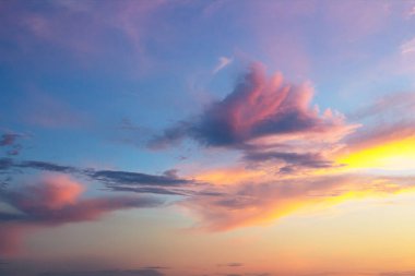 Göz kamaştırıcı bir alacakaranlık gökyüzü koyu mavi renkte soluyor ve nefes kesici bir zemin oluşturuyor. Bu da güzel bir günün sona erdiğini gösteriyor.