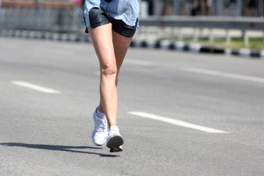 atlet bir maraton mesafede çalışan ayak