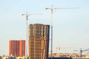 İnşaat vinç ile çok öykülü bir Bina İnşaatı