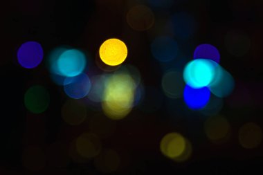 Arka plan renkli fenerlerin ve dekorasyonların soyutlanmasını bulanıklaştırdı. sokak renkli ışıkların bokeh dokusu