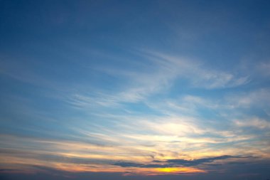 Gün batımından sonraki huzurlu gökyüzü, pembe ve mor yumuşak pastel tonlarıyla boyanmış, ince bulutlar yavaşça solan güneş ışığıyla aydınlanmış, sakin bir akşam sahnesini çağrıştırıyor.