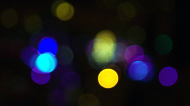 Arka plan renkli fenerlerin ve dekorasyonların soyutlanmasını bulanıklaştırdı. sokak renkli ışıkların bokeh dokusu