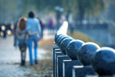 erkek ve kadın birlikte sahil yürüyüş