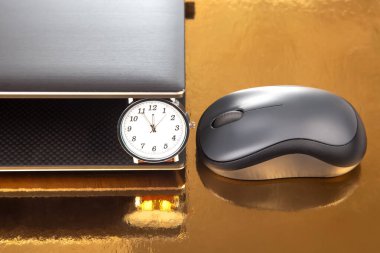 Fare ile saat ve dizüstü bilgisayar. Çalışmak ve oyun oynamak için zaman kontrolü. Dizüstü bilgisayarla çalışma süresi