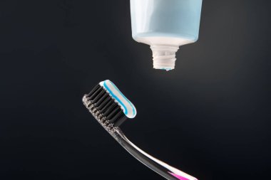 Diş fırçası ve diş macunu. Arka planda diş temizliği için. sağlık hizmetleri