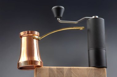 Altın saplı bakır kollu metal kollu bir kahve öğütücüsü. Mutfak malzemesi fotoğrafları için harika..