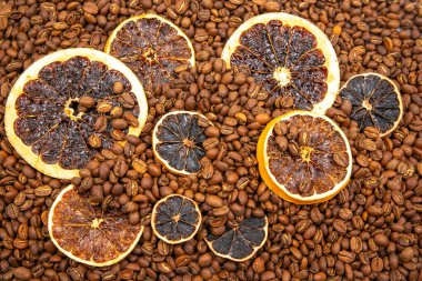 Kurutulmuş portakal dilimleriyle kaplanmış sıcak kahve çekirdekleri, gurme kahve karışımının kokusunu çağrıştırıyor. kahve aroması ve tat tanımlayıcıları