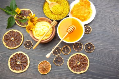 Kurutulmuş narenciye ve taze taraklı bal. vitamin organik gıdalar