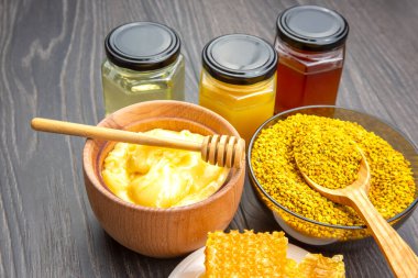 Taze çiçek taraklı bal ve tahta kaşık. Yaşam ve sağlık için vitamin gıdası