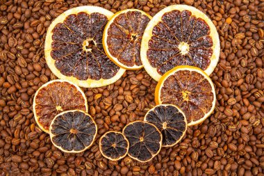 Çekici bir makro kuru narenciye dilimleri koyu kahve çekirdekleri ile eşleştirilmiş, zıt dokularını ve topraksı tonlarını vurguluyor. kahve aroması ve tat tanımlayıcıları