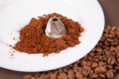 Kavrulmuş kahve çekirdekleri, öğütücü ve kahve yapma sürecini gösteren öğütücü kahve. İçecek ve mutfak temaları için ideal.