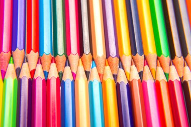 Keskinleştirilmiş çok renkli kalemler ızgara deseninde. Sanat malzemeleri, eğitim malzemeleri veya yaratıcı kırtasiye malzemeleri için uygundur..